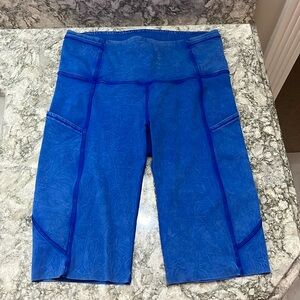 lululemon biker shorts w/ pockets, color blue, and size 4